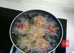 Illustration of how to make purple sweet potato sesame balls 8