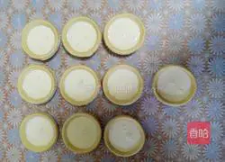 Illustration of how to make light cream Portuguese egg tart 9