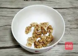 Illustration of how to make walnut and peanut paste 2
