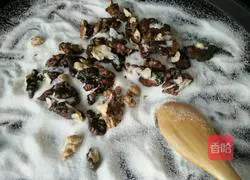 Illustration of salt-baked walnuts 4