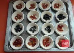 Illustration of how to make raisin, candied dates and blackcurrant egg tarts 3