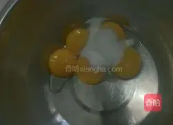 Illustration of how to make hollow latte art chiffon cake 2