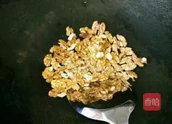 Illustration of how to make fried meat slices with walnuts 4