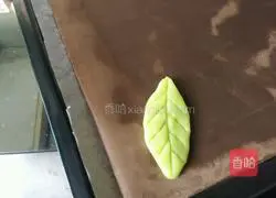 Illustration of how to make leaf cookies 1