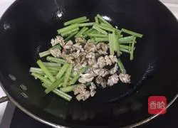 Illustration of how to stir-fry walnuts with celery 8
