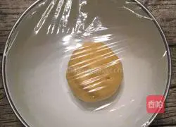 Illustration of how to make caramel walnut pie 4