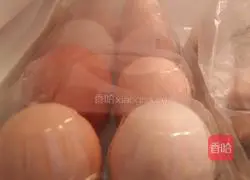 Illustration of how to make banana egg tart 1