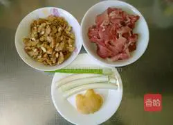 Illustration of how to make fried meat slices with walnuts 1