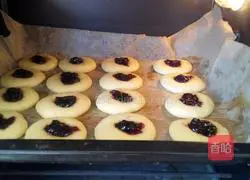 Illustration of how to make blueberry jam biscuits 10