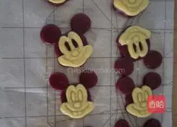 Illustration of how to make Mickey Mouse butter cookies 7