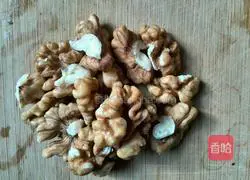  Illustration of how to make red date and walnut dew 3