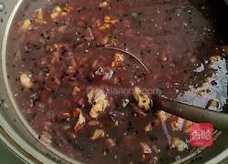 Illustration of how to make black bean and walnut porridge 6