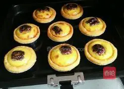 Illustration of how to make red date egg tart 14