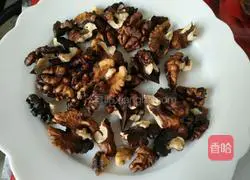 Illustration of how to make salt-baked walnuts 1