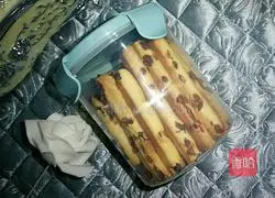 Illustration of how to make raisin biscuit bars 15