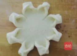 Illustration of how to make bean paste flower buns 3