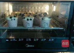 Illustration of how to make paper cup orange grape cake 18