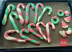 Illustration of how to make Christmas cane cookies 13