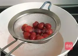 Illustration of how to make cherry tart 5