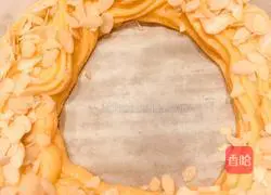 Illustration of how to make durian garland puffs 9