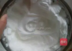 Illustration of how to make eight-inch three-color chiffon cake 5