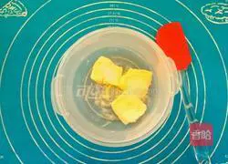 Illustration of how to make chives, ham and meat floss saltine crackers 2