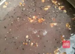 Illustration of how to make black bean and walnut porridge 5