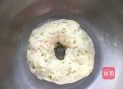 Illustration of how to make chive soda crackers 5