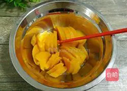 Illustration of how to make small pumpkin snacks 3 