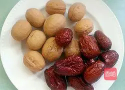 Illustration of how to make walnut and red date cheese 1