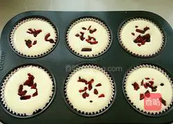 Illustration of how to make cheese and dried fruit cup cake 13