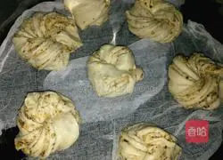 Illustration of how to make walnut flower rolls 18