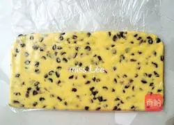 Illustration of how to make soufflé raisin stick biscuits 9