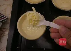 Illustration of how to make coconut peel and sesame egg tarts 4