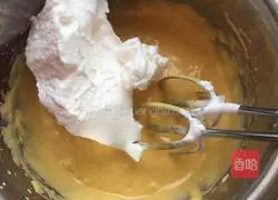 Illustration of how to make eight-inch chiffon cake 9