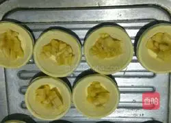 Illustration of how to make banana egg tart 6
