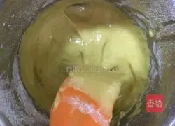 Illustration of how to make a small 6-inch lemon cake base 7