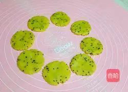 Illustration of how to make electric baking pan biscuits 5