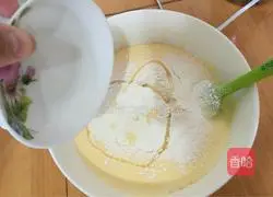 Illustration of how to make raisin cupcakes 9