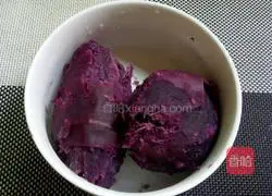 Illustration of how to make purple sweet potato and peanut filling 2