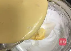 Illustration of how to make chiffon cake 9