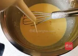 Illustration of how to make banana egg tart (whole egg method) 7