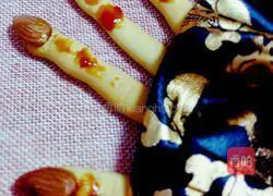 Illustration of how to make witch finger cookies (a must-have for Halloween) 9