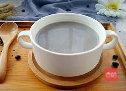 Illustration of how to make black sesame, walnut and black bean paste 5