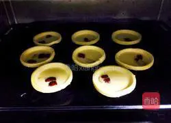 Illustration of how to make red date egg tarts 4