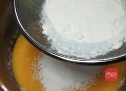 Illustration of how to make eight-inch chiffon cake 7