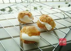 Illustration of how to make puffs 10