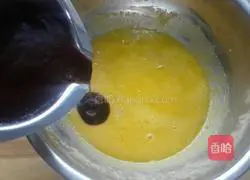 Illustration of how to make eight-inch chocolate chiffon cake 4