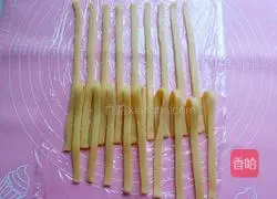 Illustration of how to make braided biscuits with strawberry jam filling 12