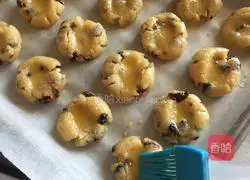 Illustration of how to make raisin and coconut cookies 7